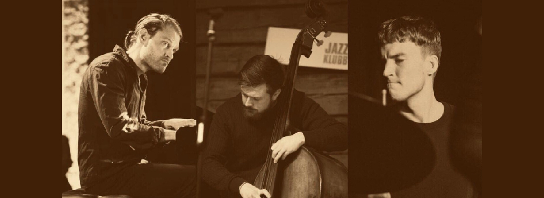 Kollage i "svartvitt" med en bild vardera på medlemmarna i trion. En man spelar piano, nästa bas, och den tredje trummor.