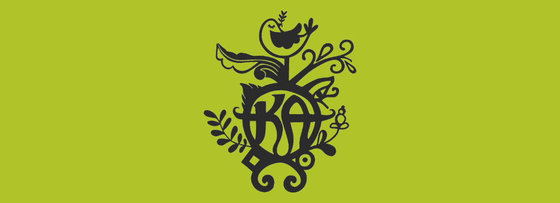 Kulturarvas snirkliga logotyp mot grön bakgrund.