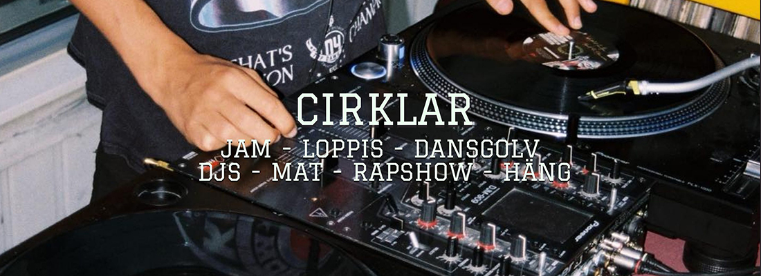 Inzoomning på DJ och DJ-utrustning. Text i bild: CIRKLAR, jam, Loppis, Dansgolv, mat, rapshow, häng.