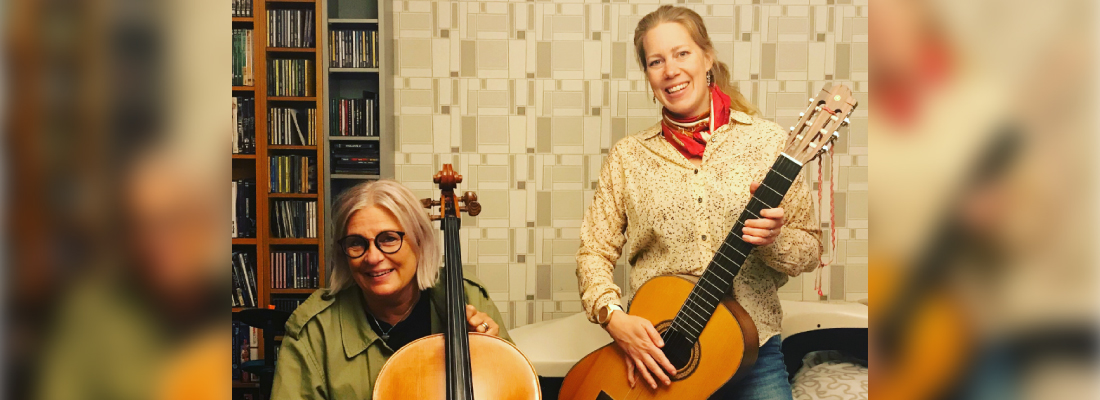 Två kvinnor, den ena håller i en cello, den andra i en gitarr.